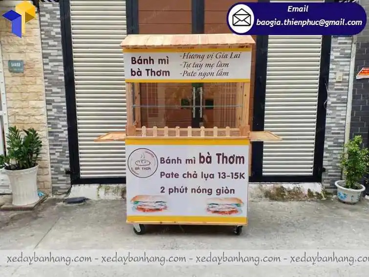 xe bán bánh mì vỉa hè