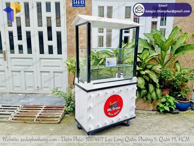 xe bán mì trộn cá viên bằng gỗ