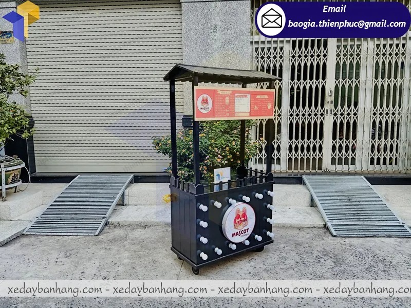 xe bán trà sữa vỉa hè bằng gỗ