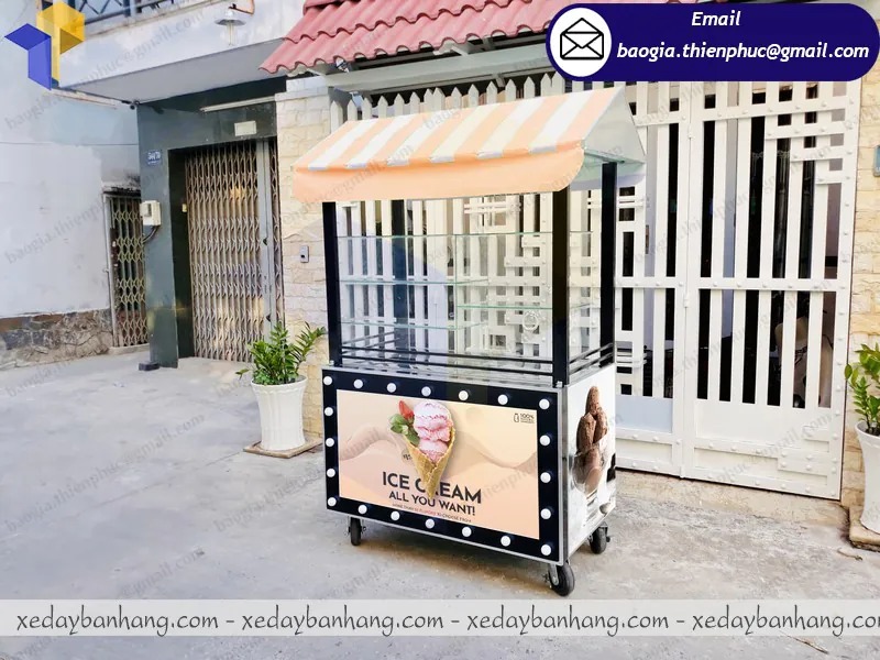 xe đẩy bán kem ốc quế vỉa hè