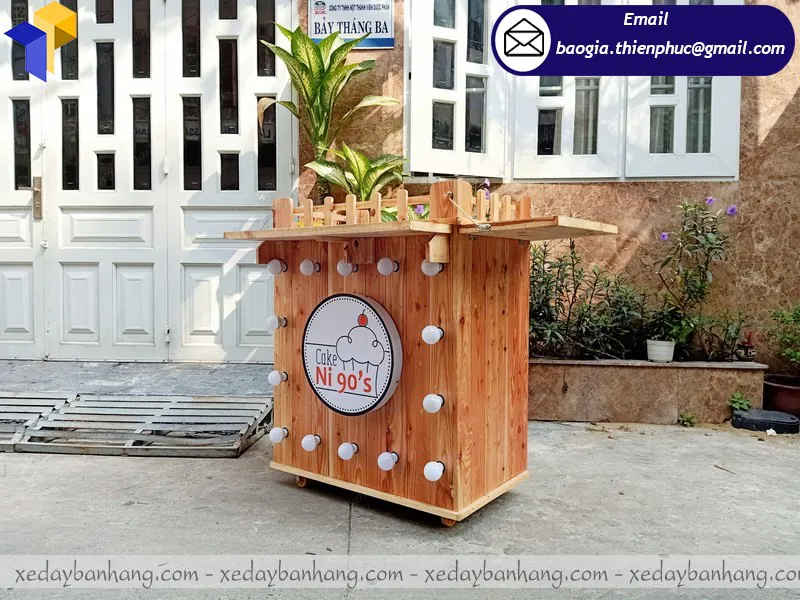 xe gỗ bán bánh cupcake