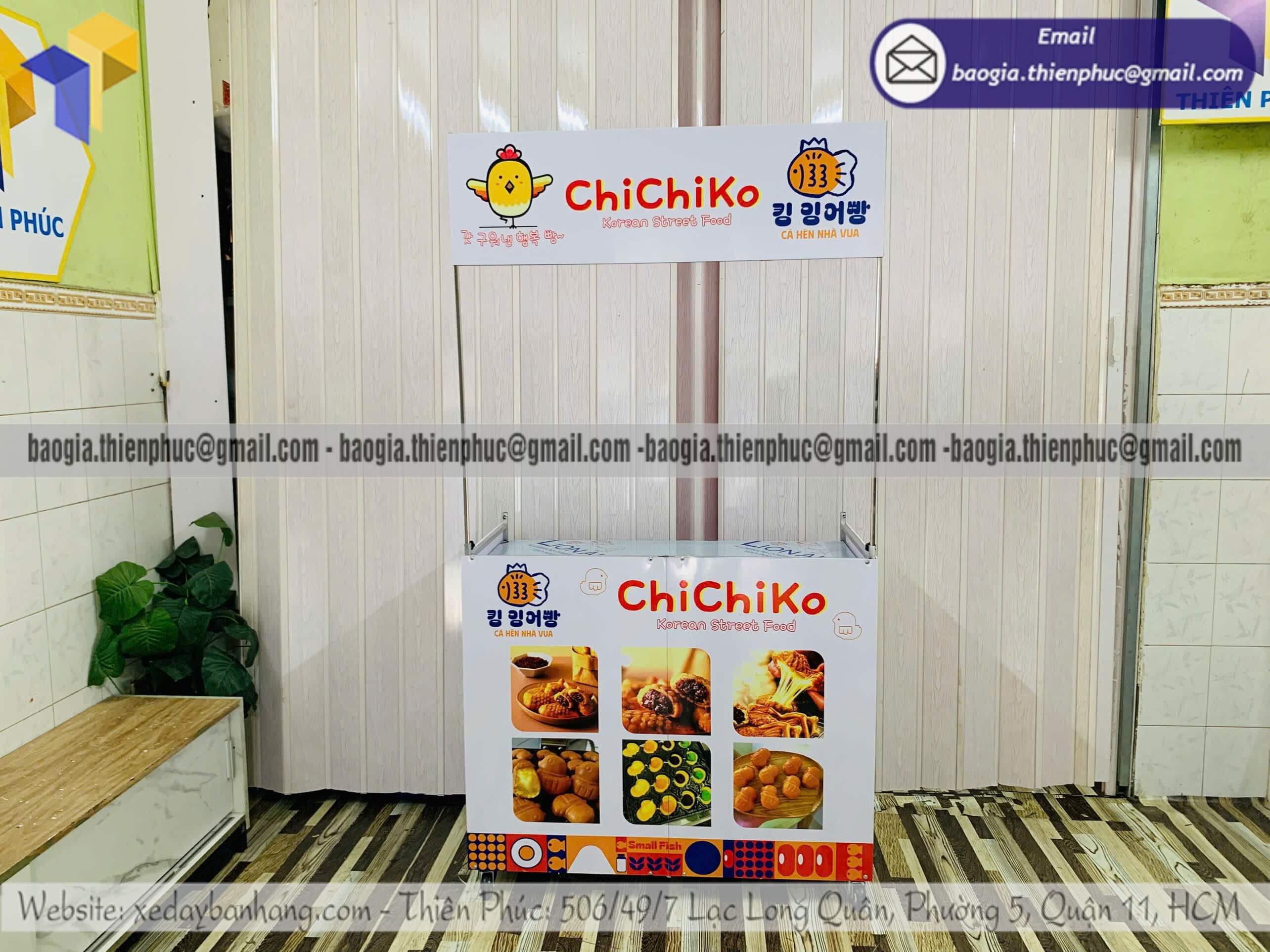 Xe lắp ráp bán bánh dạo trên lề đường xếp gọn Xe lắp ráp bán bánh dạo trên lề đường xếp gọn