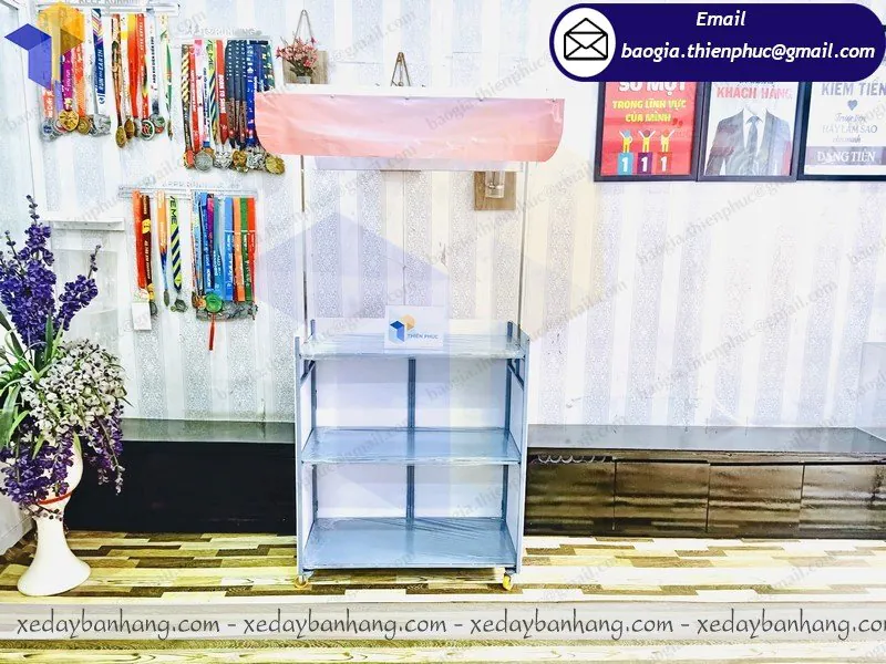 xe lắp ráp bán bánh mì
