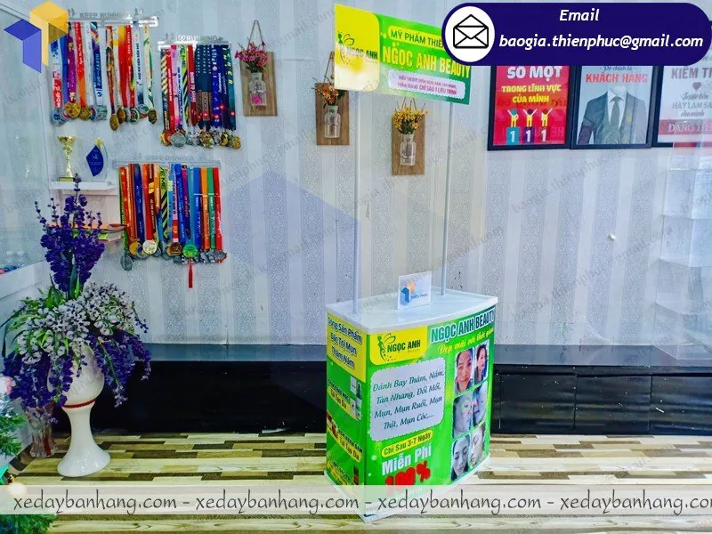 xưởng đóng booth nhựa bán mỹ phẩm