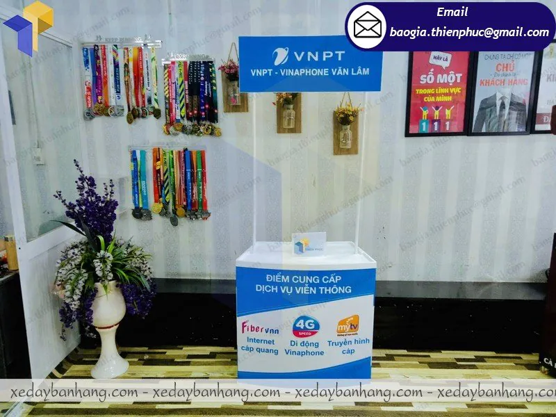 xưởng sản xuất booth nhựa sampling